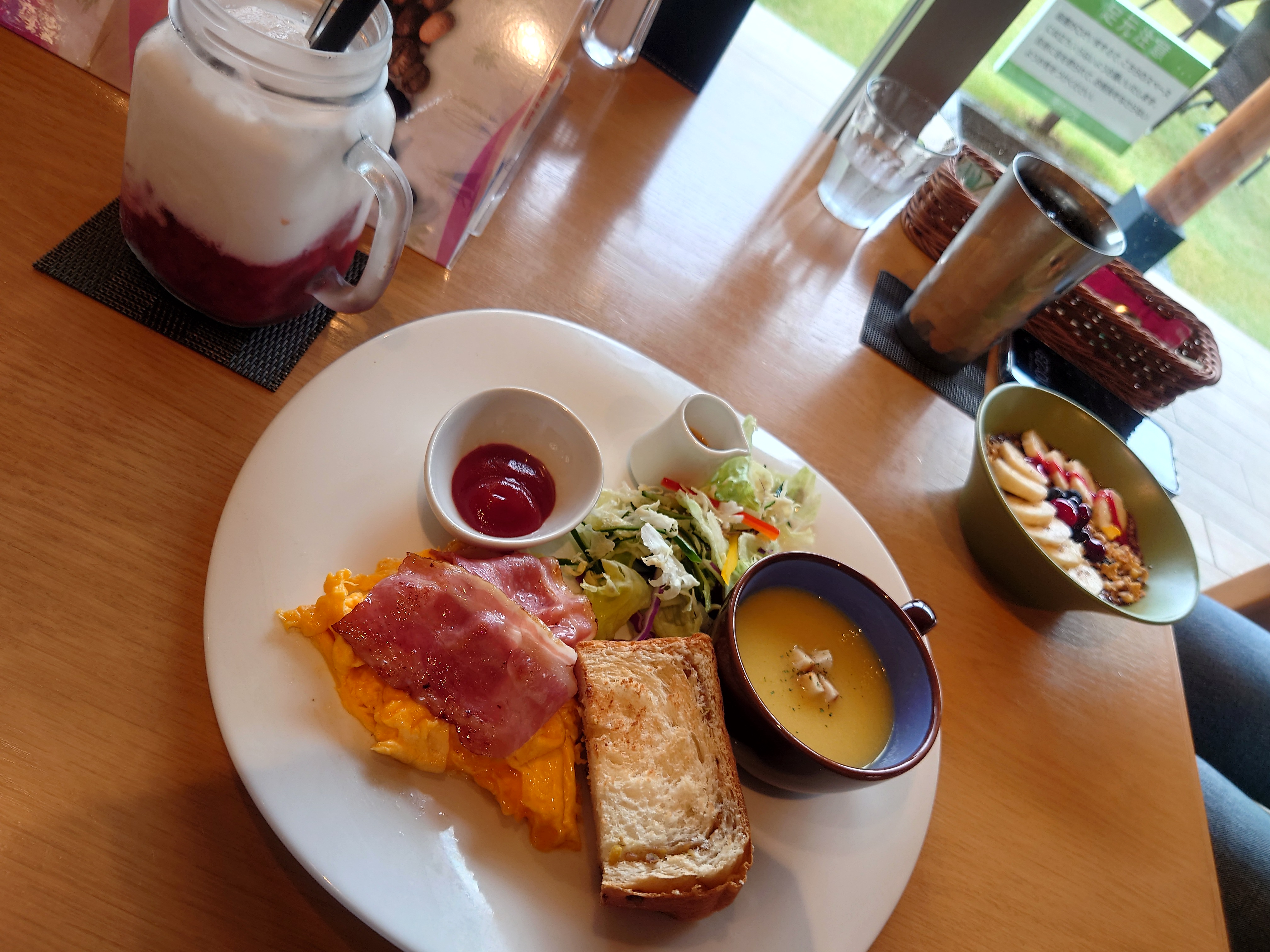 【自動運転と移住したいランク上位の堺町】おしゃれなハワイアンカフェで朝食