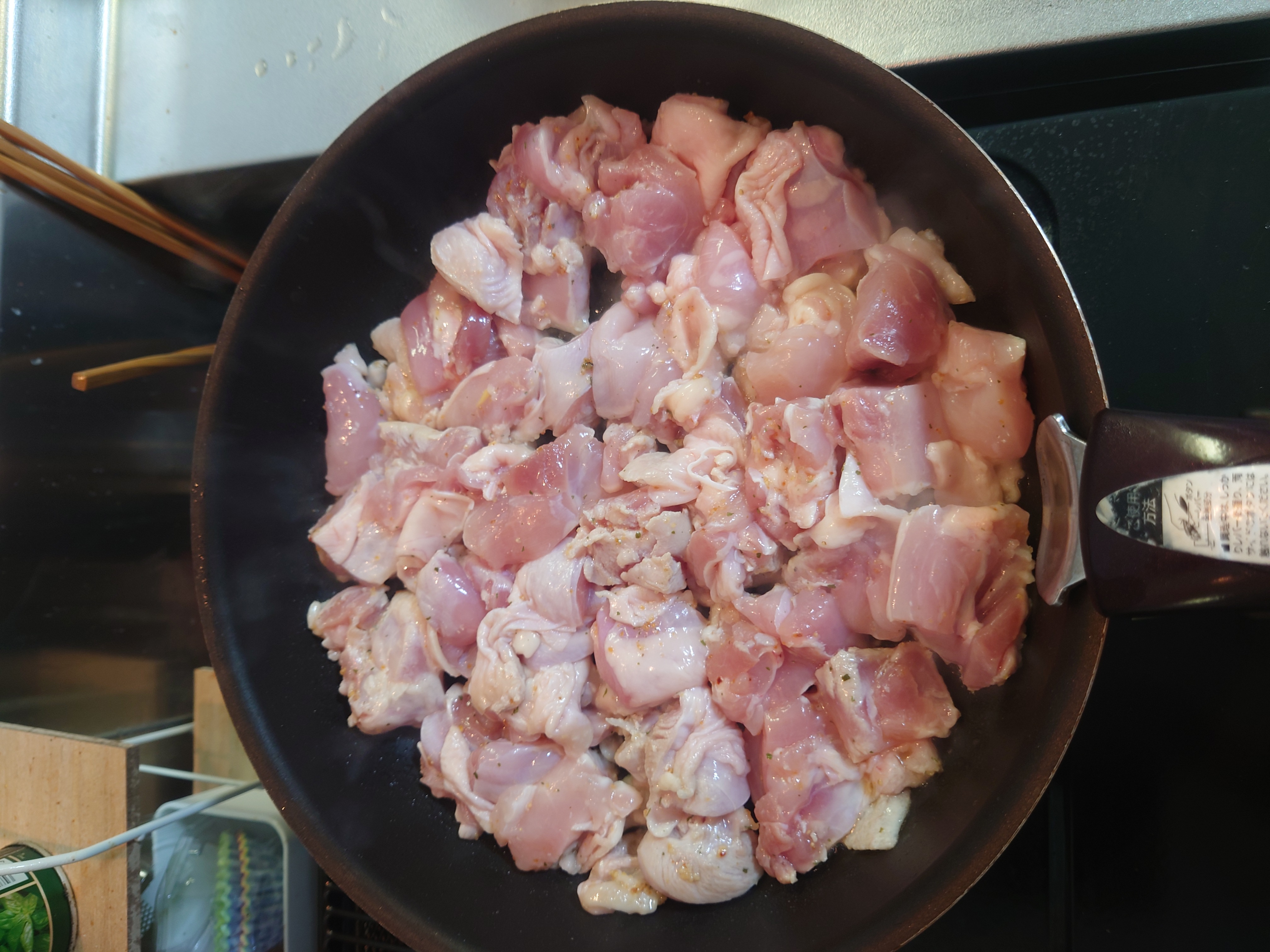 鶏肉を味付け