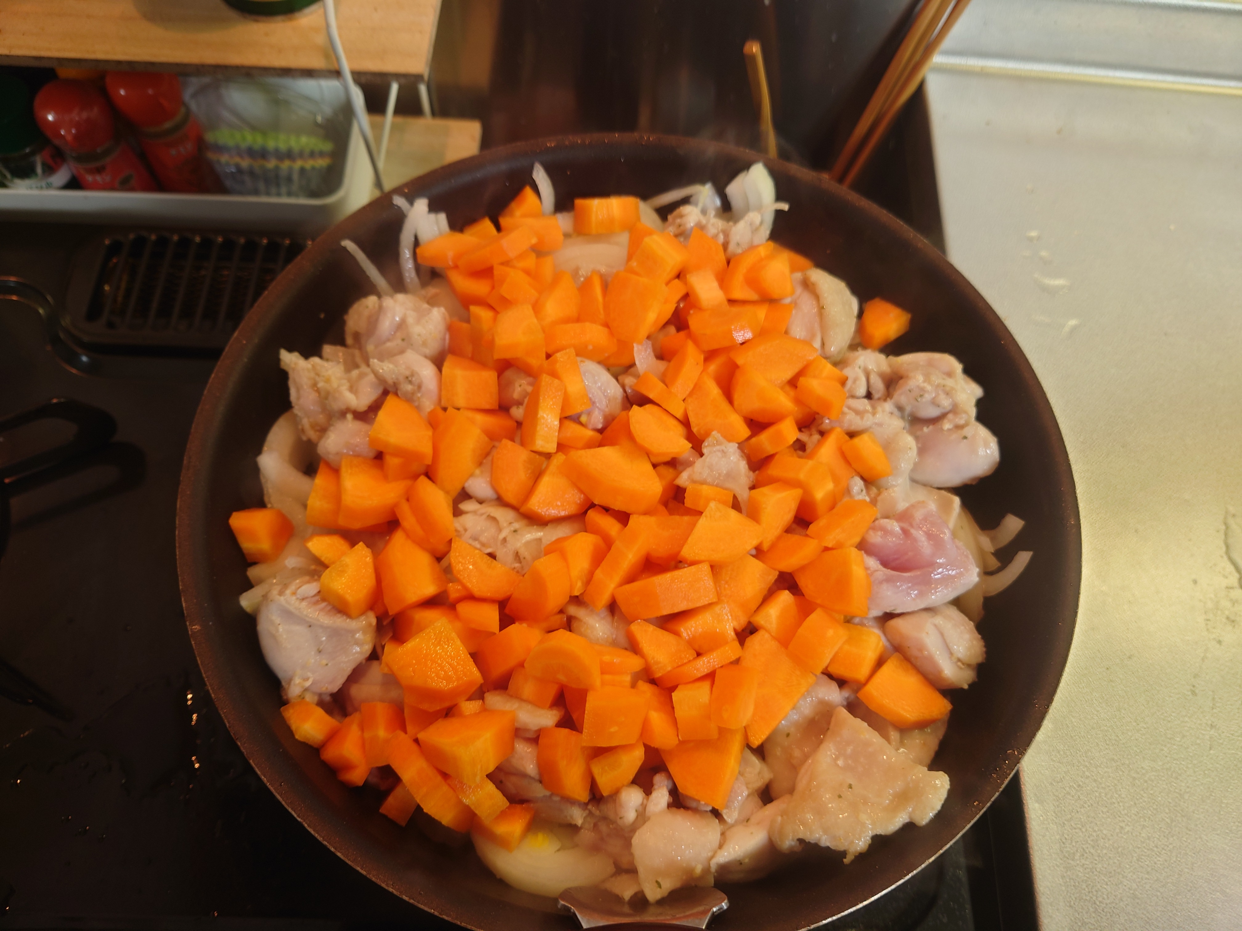 肉を炒める