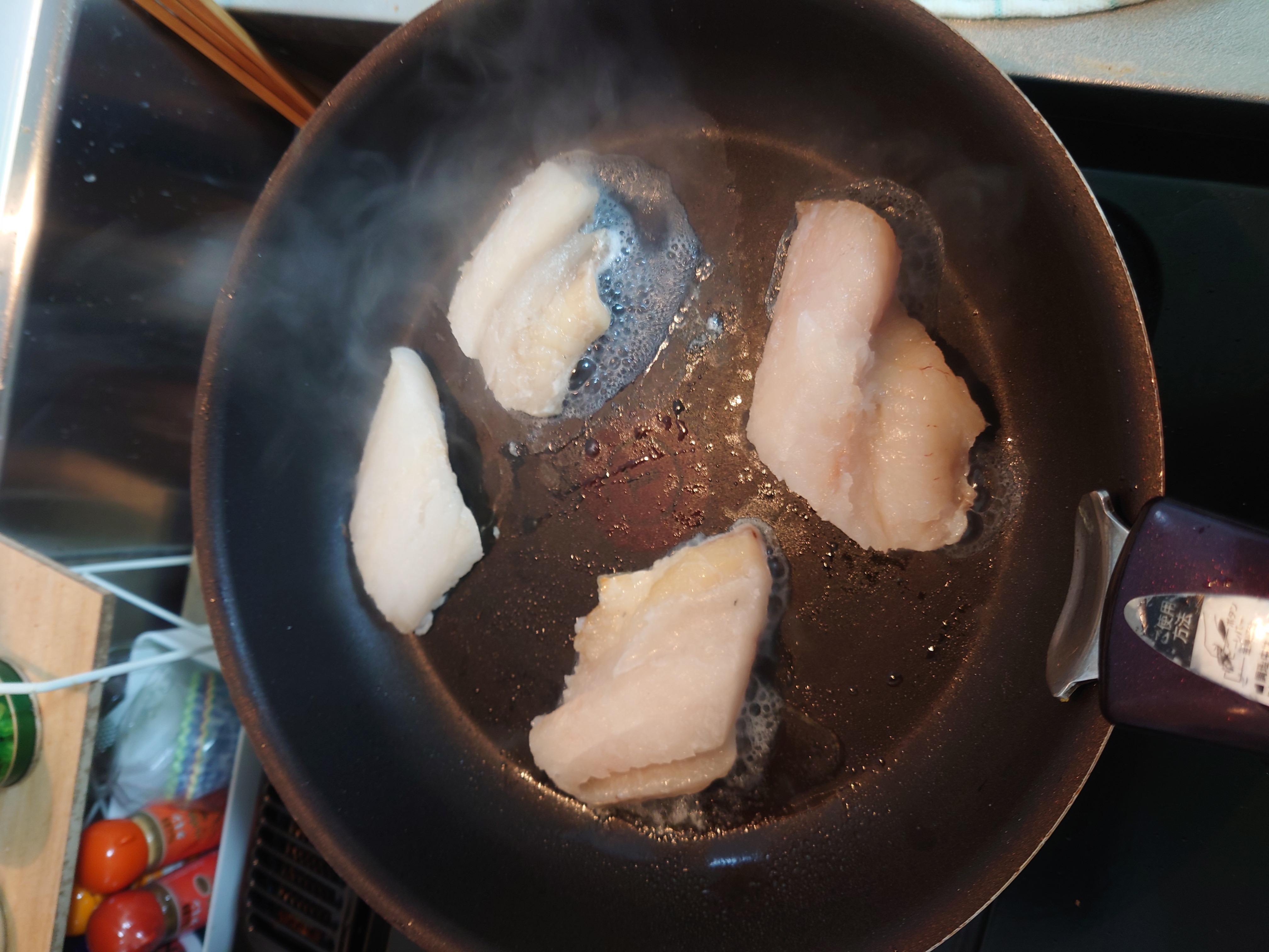 魚を焼く