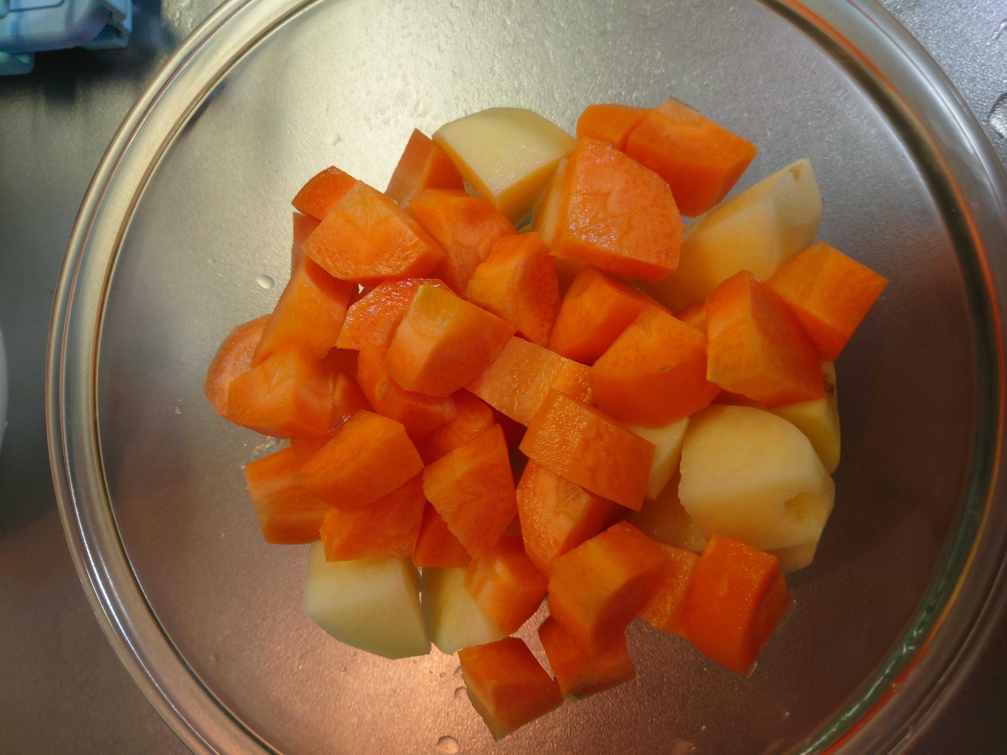 カットした人参とじゃがいも