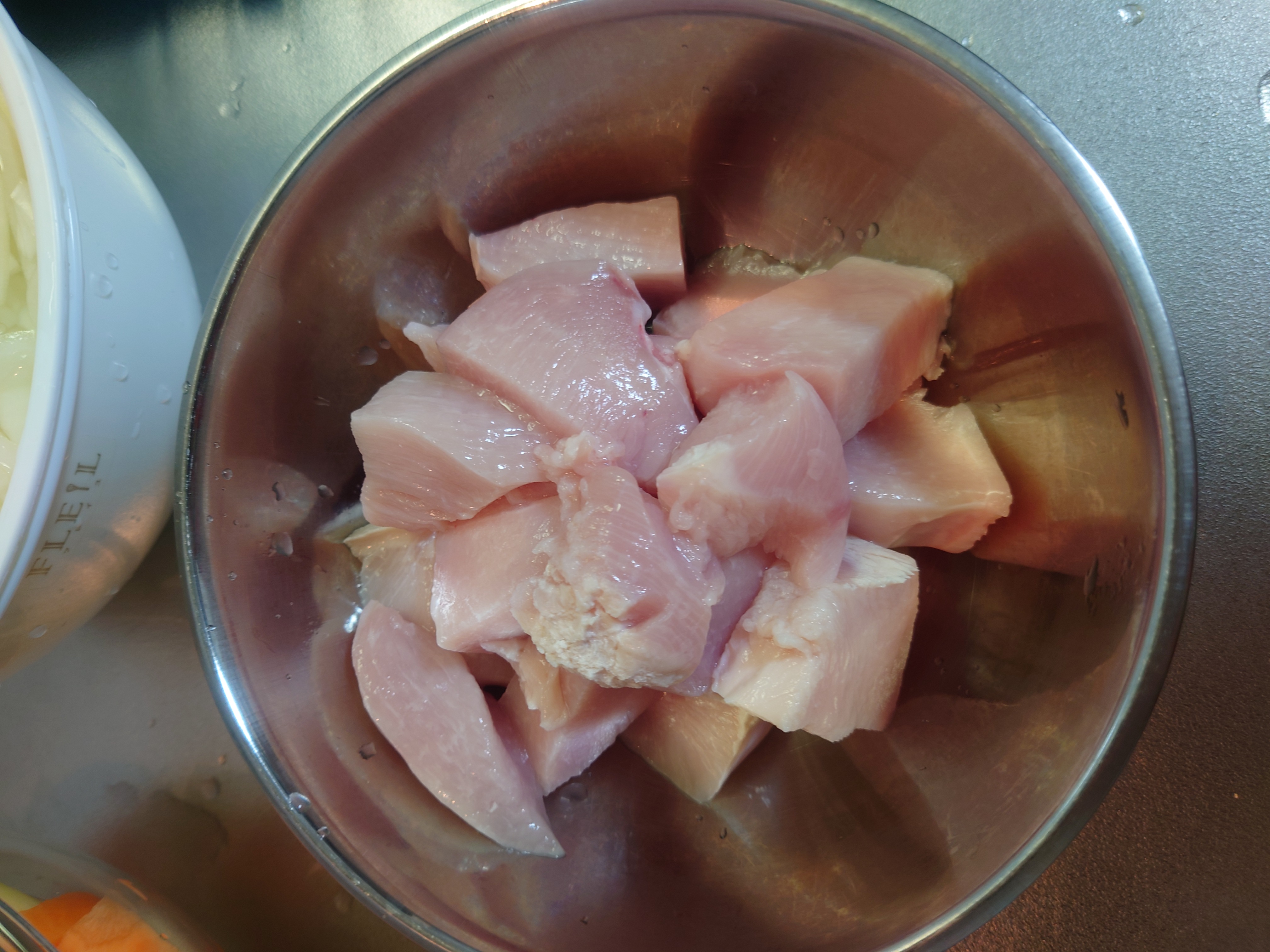 カットした鶏むね肉